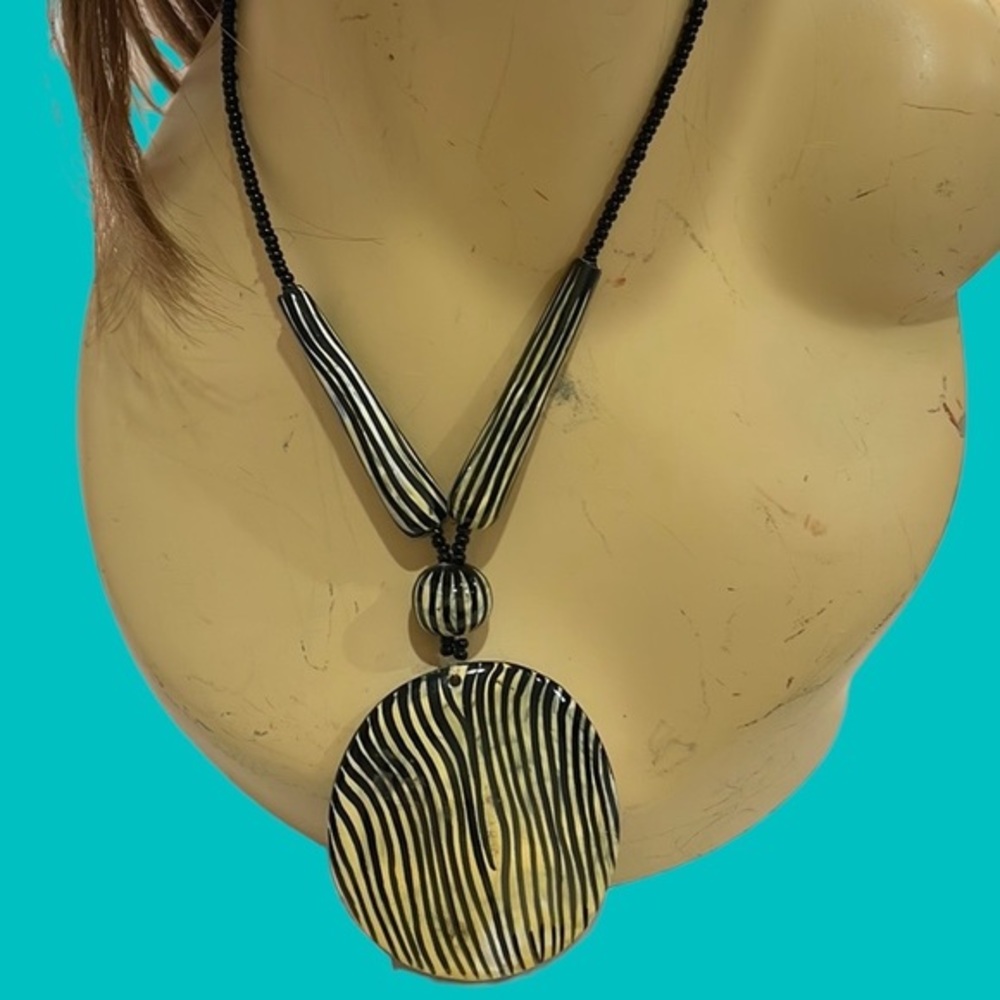 YELLOW/CREAM  BLACK SHELL LIKE CIRCLE PENDANT‎ NECKLACE